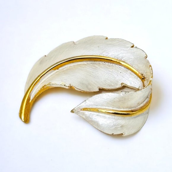 Vintage Silvery-White Brushed Enamel Leaf/Feather Brooch Signed JJ - Picture 6 of 8